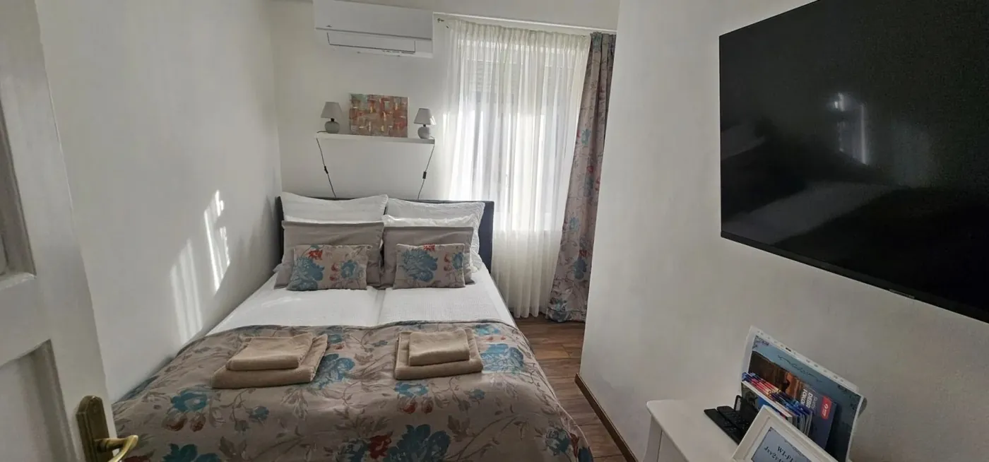 A hálószoba franciaággyal, klímával és fali TV-vel